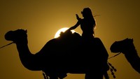 Wisata unta pun mendapat kecaman dari PETA (People for the Ethical Treatment of Animals) sebuah organisasi nonprofit yang membela hak-hak hewan. (AP/Ashley Landis)
