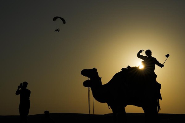 Banyaknya antrean turis membuat unta tidak istirahat kalau belum mengangkut 20 turis. Bahkan ada unta-unta yang dipaksa terus berkeliling tanpa henti untuk melayani 40 turis. (AP/Ashley Landis) Banyaknya antrean turis membuat unta tidak istirahat kalau belum mengangkut 20 turis. Bahkan ada unta-unta yang dipaksa terus berkeliling tanpa henti untuk melayani 40 turis. (AP/Ashley Landis)