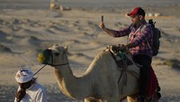 Unta-unta mulai beroperasi mulai 4.30 subuh waktu setempat hingga matahari terbenam. (AP/Ashley Landis)