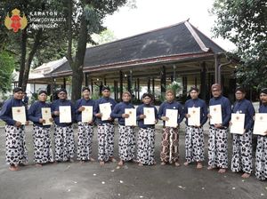 Kamu Perlu Tahu, Abdi Dalem Keraton Yogya Ternyata Ada Wisudanya
