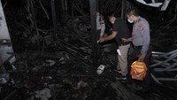 Polisi melakukan identifikasi penyebab kebakaran Pasar Mengwi di Badung, Bali, Selasa (29/11/2022) malam.