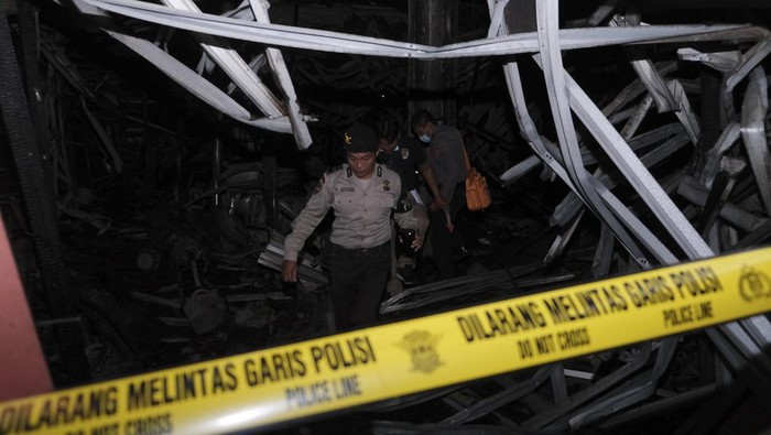Polisi melakukan identifikasi penyebab kebakaran Pasar Mengwi di Badung, Bali, Selasa (29/11/2022) malam. Kebakaran yang terjadi pada pukul 20.30 WITA di pasar tersebut menghanguskan sebanyak 56 kios pedagang. ANTARA FOTO/Nyoman Hendra Wibowo/nym.