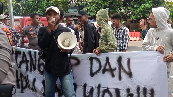 Aksi Demo Desak Baim Wong Ditangkap