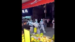 Momen Warga China Dorong-dorongan dengan Nakes Berhazmat