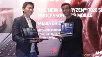 Consumer Business Development Manager AMD Indonesia Charly Saputra (kiri) dan Retail and Product Enablement Manager Donnie Brahmandhika saat peluncuran prosesor AMD Ryzen 7020 Series dan Athlon 7020 Series di Jakarta, Selasa (29/11/2022).