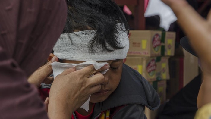 Anak penyintas gempa Cianjur mengikuti kegiatan menggambar di posko pengungsian Lapangan Cariu, Cugenang, Cianjur, Jawa Barat, Rabu (30/11/2022). Tim relawan di posko tersebut mulai memberikan pendidikan seni dan agama secara bertahap kepada penyintas anak agar mampu kembali bangkit pascagempa bumi Cianjur. ANTARA FOTO/Novrian Arbi/YU