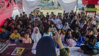 Tim relawan di posko tersebut mulai memberikan pendidikan seni dan agama secara bertahap kepada penyintas anak.