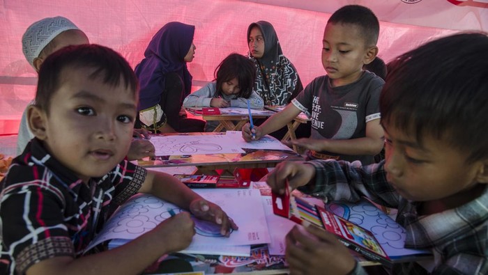 Anak-anak Korban Gempa Cianjur Mulai Kembali Belajar Anak penyintas gempa Cianjur mengikuti kegiatan menggambar di posko pengungsian Lapangan Cariu, Cugenang, Cianjur, Jawa Barat, Rabu (30/11/2022). Tim relawan di posko tersebut mulai memberikan pendidikan seni dan agama secara bertahap kepada penyintas anak agar mampu kembali bangkit pascagempa bumi Cianjur. ANTARA FOTO/Novrian Arbi/YU