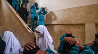 Usai tragedi gempa bumi di Cianjur, sejumlah sekolah menggelar simulasi evakuasi jika terjadi bencana. Salah satunya di SMP Surabaya ini.  