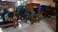 Siswa mengikuti latihan tanggap bencana gempa di salah satu SMP di Surabaya, Selasa (29/11/2022).  