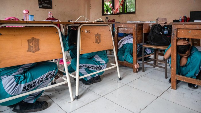Anak-anak SMP di Surabaya Ikut Simulasi Tanggap Bencana Gempa Middle school students take part in an earthquake drill in Surabaya on November 29, 2022. (Photo by JUNI KRISWANTO / AFP) (Photo by