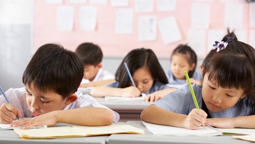 Contoh anak belajar imbuhan Bahasa Indonesia