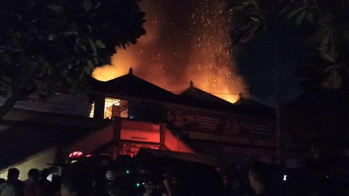 Api membakar sejumlah kios di lantai dua Pasar Adat Mengwi, Badung, Selasa (29/11/2022) malam. Foto: Polres Badung