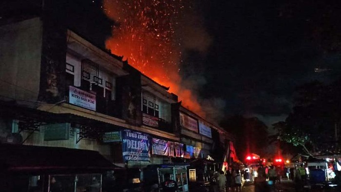 Api membakar sejumlah kios di lantai dua Pasar Adat Mengwi, Badung, Selasa (29/11/2022) malam. Foto: Polres Badung