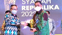 Direktur Consumer PT Bank Tabungan Negara (Persero) Tbk. Hirwandi Gafar (kanan) menerima penghargaan kategori Unit Usaha Syariah-Bank Syariah Terbaik dalam ajang Anugerah Syariah di Jakarta. 