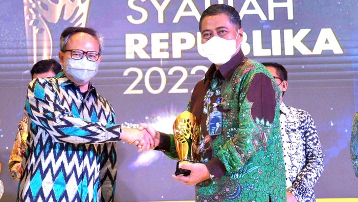 Apresiasi Penghargaan Perbankan Syariah Direktur Consumer PT Bank Tabungan Negara (Persero) Tbk. Hirwandi Gafar (kanan) menerima penghargaan kategori Unit Usaha Syariah-Bank Syariah Terbaik dalam ajang Anugerah Syariah di Jakarta. Apresiasi tersebut diberikan atas kinerja positif BTN Syariah yang turut mendukung industri syariah nasional. Selain itu, kinerja positif BTN Syariah juga dinilai turut mendorong pertumbuhan ekonomi, meningkatkan kesejahteraan rakyat, dan mengikis jurang kesenjangan sosial serta ekonomi.