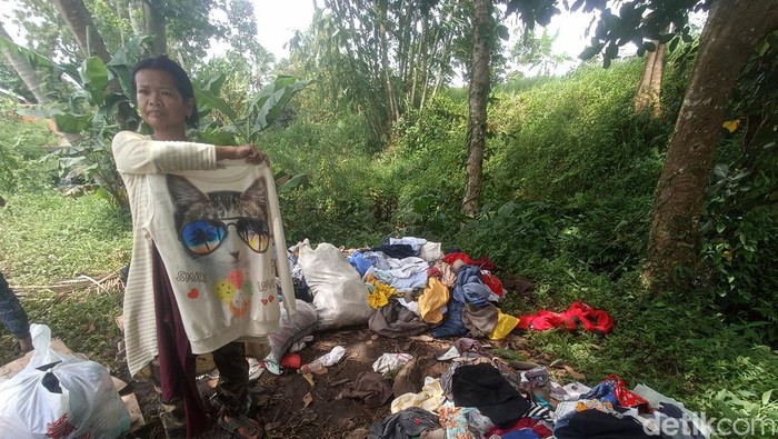 Bantuan pakaian untuk korban gempa Cianjur menumpuk.