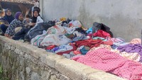 Pakaian bekas layak pakai menumpuk di samping tenda pengungsian di Kampung Munjul, Desa Gasol (Foto: Ikbal Selamet/detikJabar).
