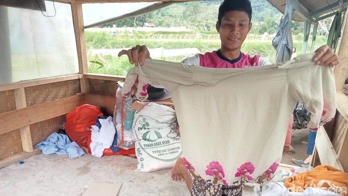Beberapa karung bantuan pakaian bekas layak pakai menumpuk di posko Pengungsian Kampung Tunggilis Pojok, Desa Ciherang, Kecamatan Pacet, Cianjur