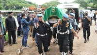 Pemakaman ayahanda Ben Kasyafani, Ashar Budiman, dilaksanakan pada Rabu (30/11) siang di TPU Tanah Kusir, Jakarta Selatan. Pool/Palevi S/detikFoto