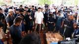 Duka Ben Kasyafani Antar Jenazah Ayah ke Liang Lahat