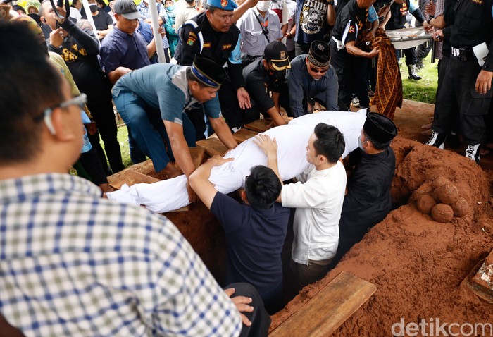 Ben Kasyafani Pemakaman ayah Ben Kasyafani di TPU Tanah Kusir.