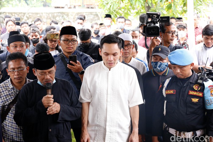 Ben Kasyafani Pemakaman ayah Ben Kasyafani di TPU Tanah Kusir.