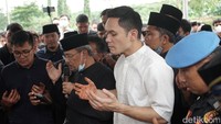 Doa sepenuh hati dilantunkan oleh Ben Kasyafani di pusara sang ayah. Pool/Palevi S/detikFoto