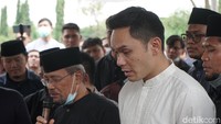 Tatapan kosong Ben Kasyafani melihat jenazah pria yang membesarkannya. Pool/Palevi S/detikFoto.