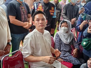 Tatapan Kosong Ben Kasyafani di Pemakaman Ayah