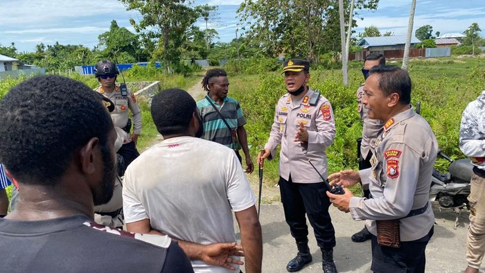 Bentrok antarsuku terjadi di Nabire, Papua Tengah.