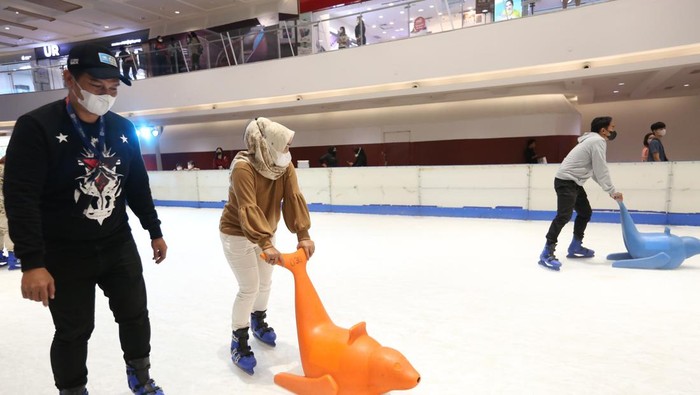 Bermain ice skating kini tersedia di Delipark Medan