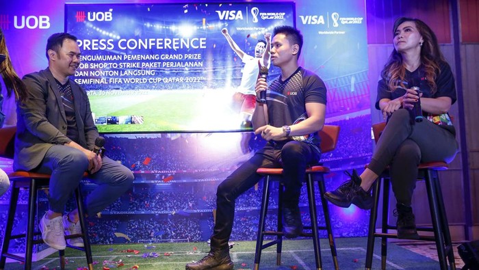 Beruntung! 2 Orang Ini Dapat Tiket Nonton Langsung Piala Dunia 2022 Executive Director, Cards and Payment Head UOB Indonesia Dewi Tuegeh (kanan) dan Head of Strategy Visa Indonesia Handikin Setiawan (kiri) mengumumkan Michael Sundjojo (tengah) sebagai salah satu pemenang grand prize Shop to Strike saat Press Conference di Jakarta, Rabu (30/11/2022).
