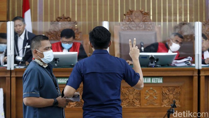 Bharada E, Bripka RR dan Kuat Maaruf Saling Bersaksi Bharada Richard Eliezer, Bripka Ricky Rizal dan Kuat Ma'ruf jalani sidang lanjutan di PN Jaksel. Mereka saling memberikan kesaksian.