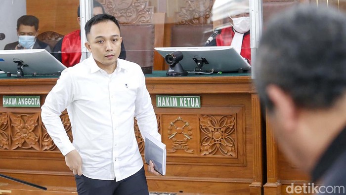 Bharada Richard Eliezer, Bripka Ricky Rizal dan Kuat Maruf jalani sidang lanjutan di PN Jaksel. Mereka saling memberikan kesaksian.