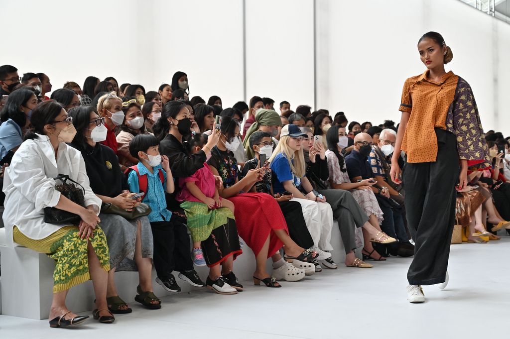 BinHouse di Jakarta Fashion Week 2023 Models present creations by Bin House during 2023 Jakarta Fashion Week in Jakarta on October 27, 2022. (Photo by ADEK BERRY / AFP) (Photo by ADEK BERRY/AFP via Getty Images)