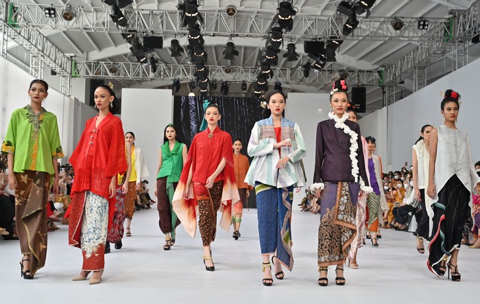 BinHouse di Jakarta Fashion Week 2023 Models present creations by Bin House during 2023 Jakarta Fashion Week in Jakarta on October 27, 2022. (Photo by ADEK BERRY / AFP) (Photo by ADEK BERRY/AFP via Getty Images)