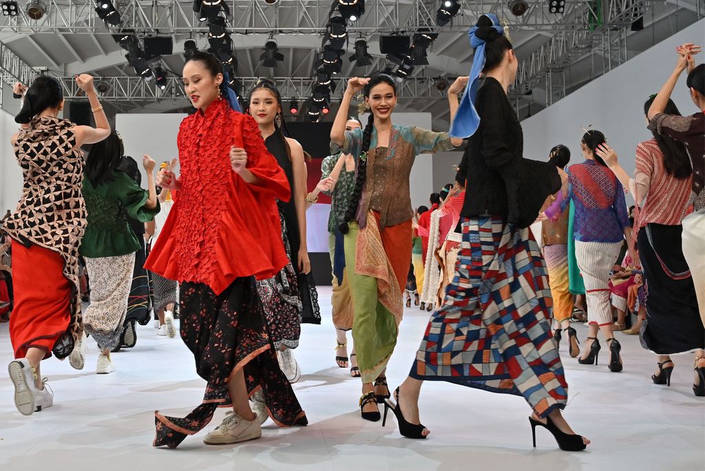 BinHouse di Jakarta Fashion Week 2023 Models present creations by Bin House during 2023 Jakarta Fashion Week in Jakarta on October 27, 2022. (Photo by ADEK BERRY / AFP) (Photo by ADEK BERRY/AFP via Getty Images)