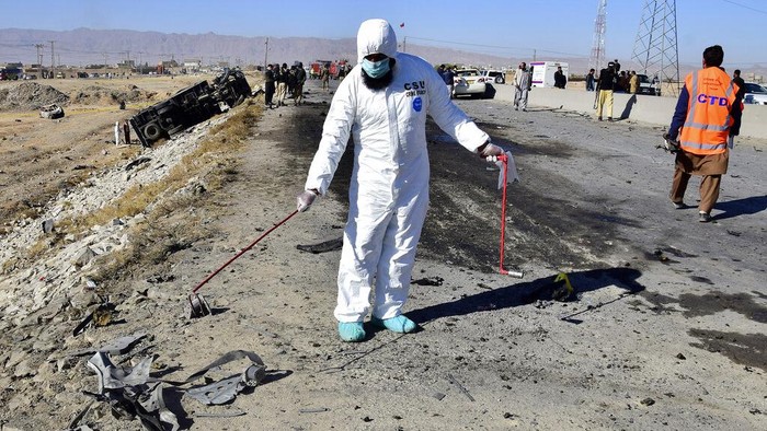 Bom Bunuh Diri Meledak di Pakistan, Begini Kondisinya Pakistani security officials inspect at damaged truck at the site of suicide bombing on the outskirts of Quetta, Pakistan, Wednesday, Nov. 30, 2022. A suicide bomber blew himself up near a truck carrying police officers on their way to protect polio workers outside Quetta, wounding more than 20 others, mostly policemen, officials said. (AP Photo/Arshad Butt)