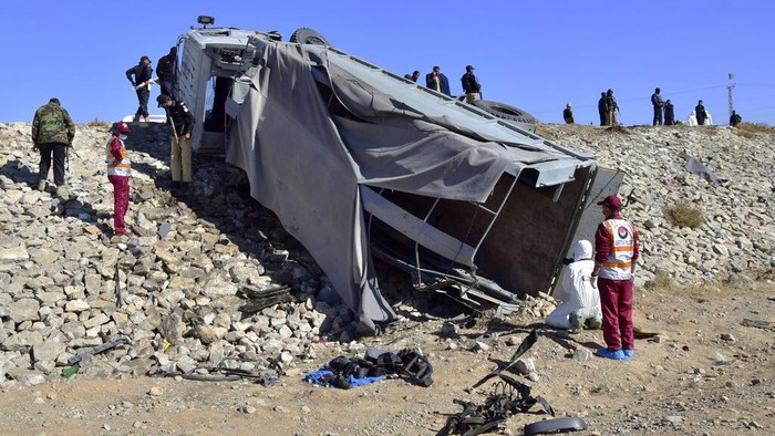 Bom Bunuh Diri Meledak di Pakistan, Begini Kondisinya Pakistani security officials inspect at damaged truck at the site of suicide bombing on the outskirts of Quetta, Pakistan, Wednesday, Nov. 30, 2022. A suicide bomber blew himself up near a truck carrying police officers on their way to protect polio workers outside Quetta, wounding more than 20 others, mostly policemen, officials said. (AP Photo/Arshad Butt)