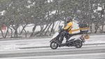 Brrr.. Pengendara Motor di China Menggigil Diterpa Badai Salju