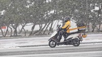 Sebagian besar yang melintas adalah pekerja antar barang dan makanan.  