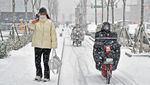 Brrr.. Pengendara Motor di China Menggigil Diterpa Badai Salju
