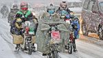 Brrr.. Pengendara Motor di China Menggigil Diterpa Badai Salju