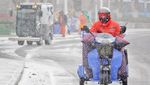 Brrr.. Pengendara Motor di China Menggigil Diterpa Badai Salju