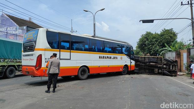bus tabrak truk hingga terguling di mojokerto