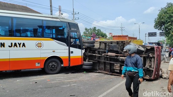bus tabrak truk hingga terguling di mojokerto