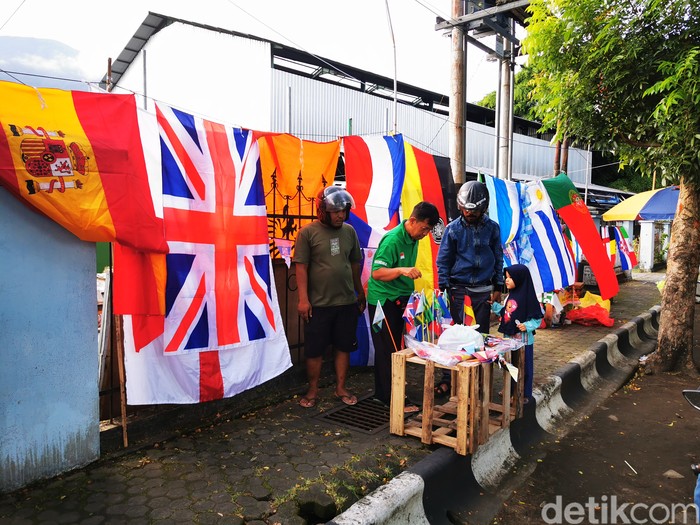 Dagangan Bendera Negara Piala Dunia Laris Manis di Ternate Dagangan Bendera Negara Piala Dunia Laris Manis di Ternate