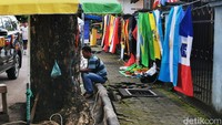 Terpantau angkot, sepeda motor, mobil dihiasi dengan bendera negara peserta piala dunia favorit mereka. Foto: Eduardo Simorangkir