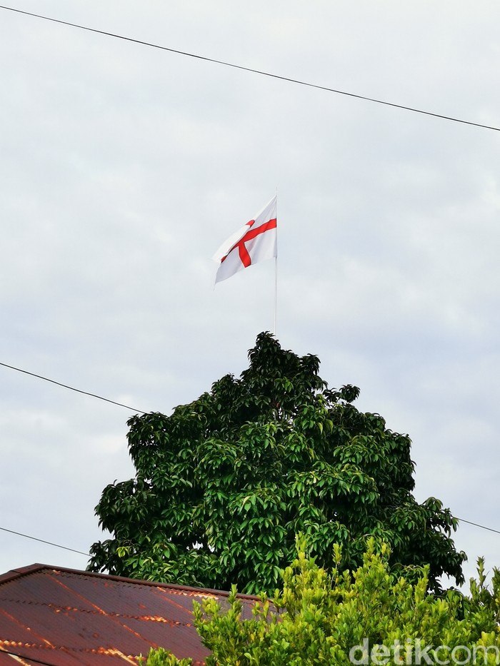 Dagangan Bendera Negara Piala Dunia Laris Manis di Ternate Dagangan Bendera Negara Piala Dunia Laris Manis di Ternate
